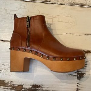 Time and Tru clog booties